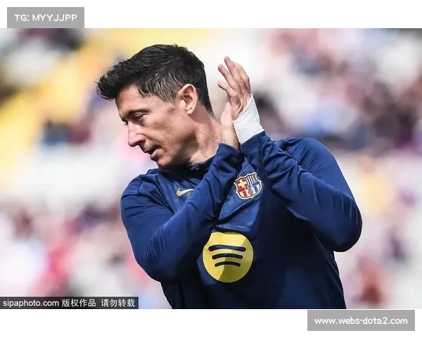 莱万帽子戏法导演巴萨4-2逆转塞尔塔,积分紧追皇马 莱万帽子戏法导演巴萨4-2逆转塞尔塔,积分紧追皇马